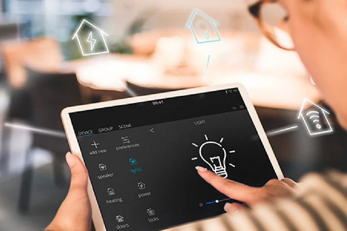 Person bedient ein Smart Home System über ein Tablet